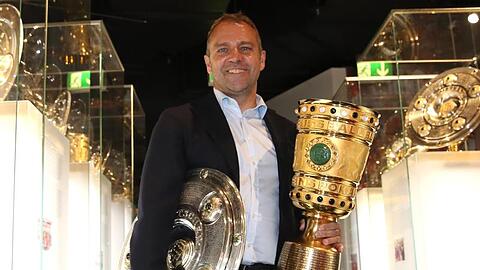 Coach Hansi Flick übergibt die Meisterschale und den Pokal an das Museum des FC Bayern München.