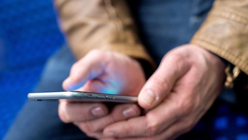 Ein junger Mann spielt an seinem Smartphone. Foto: Hauke-Christian Dittrich/Archivbild Ein junger Mann spielt an seinem Smartphone. Foto: Hauke-Christian Dittrich/Archivbild