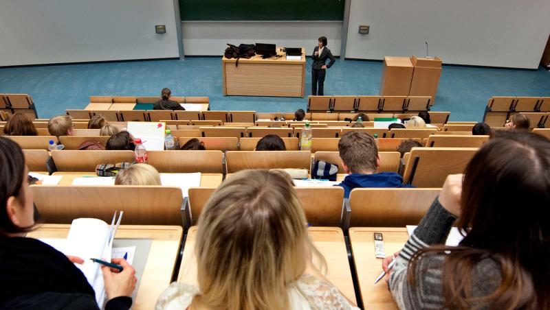 Studenten sitzen in einem Hörsaal und verfolgen eine Vorlesung. Foto: Robert Schlesinger/dpa Studenten sitzen in einem Hörsaal und verfolgen eine Vorlesung. Foto: Robert Schlesinger/dpa