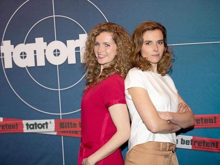 Die Schauspielerinnen Cornelia Gröschel (l) und Karin Hanczewski ermitteln jetzt gemeinsam in Dresden.