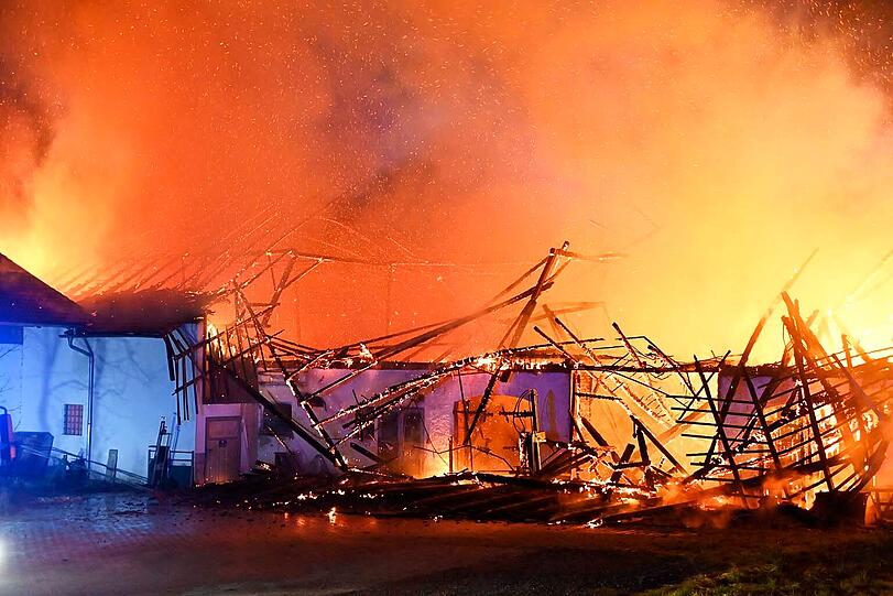 Schließlich stand auf dem Gelände eine Fläche von 1500 Quadratmetern in Flammen, die Feuerwehr verhinderte, dass der Brand auf zwei Wohnhäuser übergriff. Schließlich stand auf dem Gelände eine Fläche von 1500 Quadratmetern in Flammen, die Feuerwehr verhinderte, dass der Brand auf zwei Wohnhäuser übergriff.
