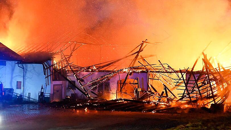 Schließlich stand auf dem Gelände eine Fläche von 1500 Quadratmetern in Flammen, die Feuerwehr verhinderte, dass der Brand auf zwei Wohnhäuser übergriff. Schließlich stand auf dem Gelände eine Fläche von 1500 Quadratmetern in Flammen, die Feuerwehr verhinderte, dass der Brand auf zwei Wohnhäuser übergriff.