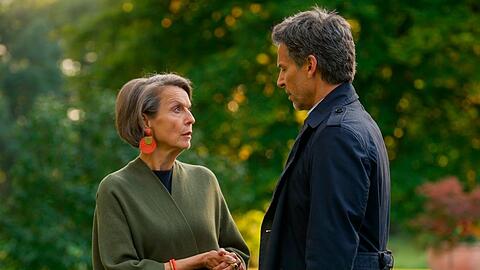 "Rote Rosen": Richard (r.) versucht seine Leute in den Aufsichtsrat der EmKa bringen, um Victoria (l.) loszuwerden.