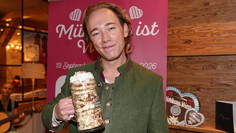 Weltneuheit auf der Wirtshauswiesn! Benedikt Wildmoser pr&auml;sentiert die Tirama&szlig;. Ein bisserl S&uuml;&szlig;hunger sollte man daf&uuml;r mitbringen.