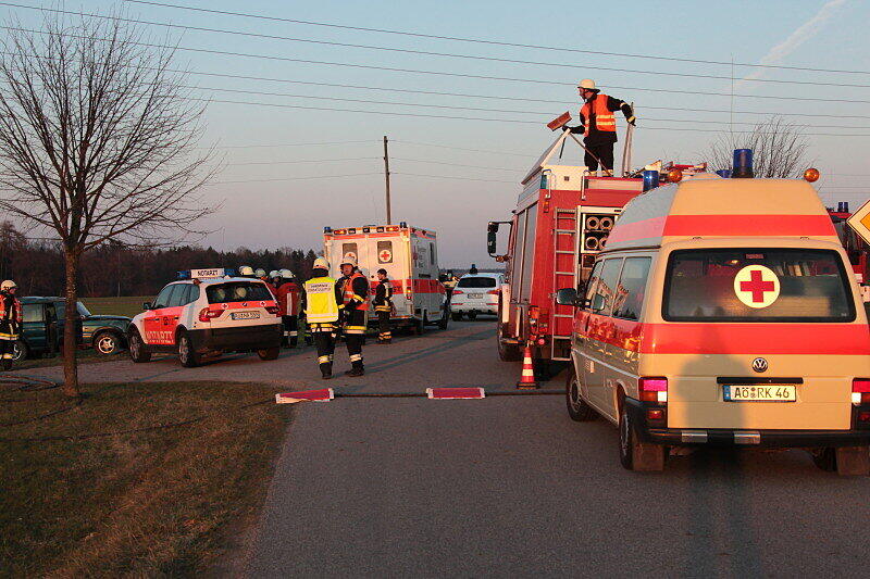 Schwerer Unfall bei Haiming: Der Fahrer des Peugeots wurde schwer verletzt von der Feuerwehr aus dem Wrack geborgen.