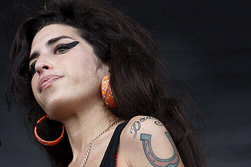 Sie saß schon einmal über Nacht in der norwegischen Stadt Bergen im Knast. Nun soll sie bei einer Kneipentour zwei Männer verprügelt haben. Amy Winehouse drohen sechs Monate Gefängnis.