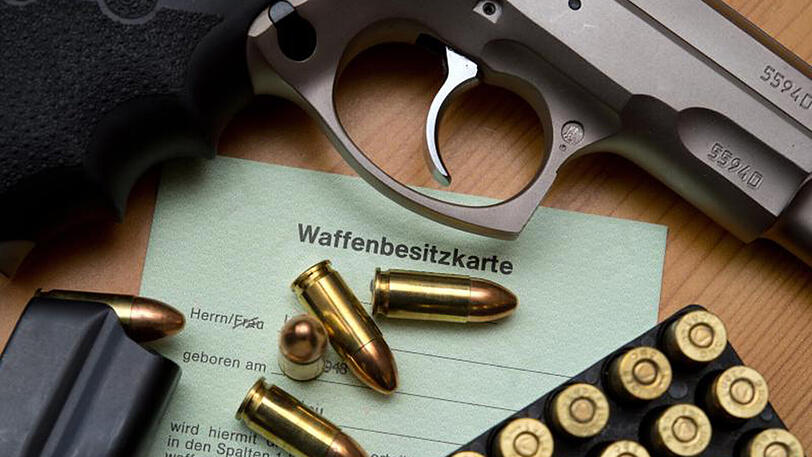 Durch eine Waffenbesitzkarte wird die Erlaubnis zum Erwerb und Besitz von Waffen erteilt.