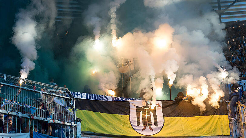 Wegen des Pyro-Vorfalls musste die Partie der Löwen kurzzeitig unterbrochen werden.