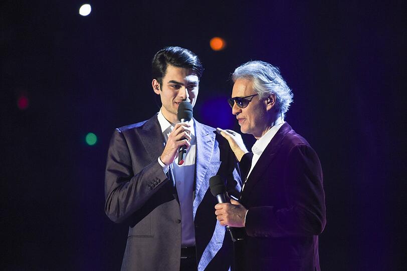Gemeinsam mit seinem Sohn Mattheo tritt Weltstar Andrea Bocelli am Abend auf. Und er verspricht: Es folgt noch ein Auftritt mit Helene!