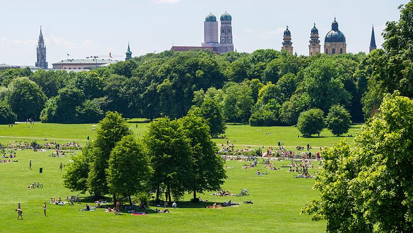 Zahlreiche Personen liegen im Englischen Garten in München. Zahlreiche Personen liegen im Englischen Garten in München.