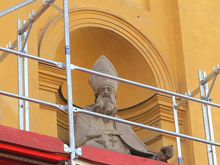 Seit Kurzem umspannt ein Grüst die Theatinerkirche am Odeonsplatz. Die Bilder.