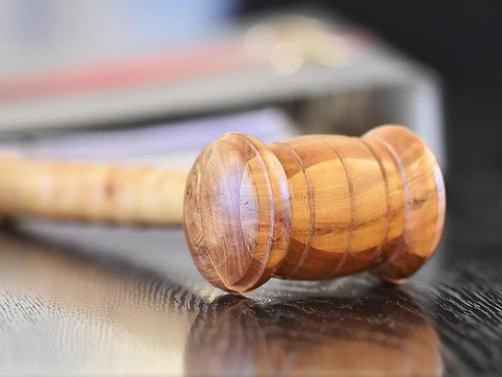 Ein Richterhammer liegt auf einem Tisch. Foto: Uli Deck/dpa/Symbolbild