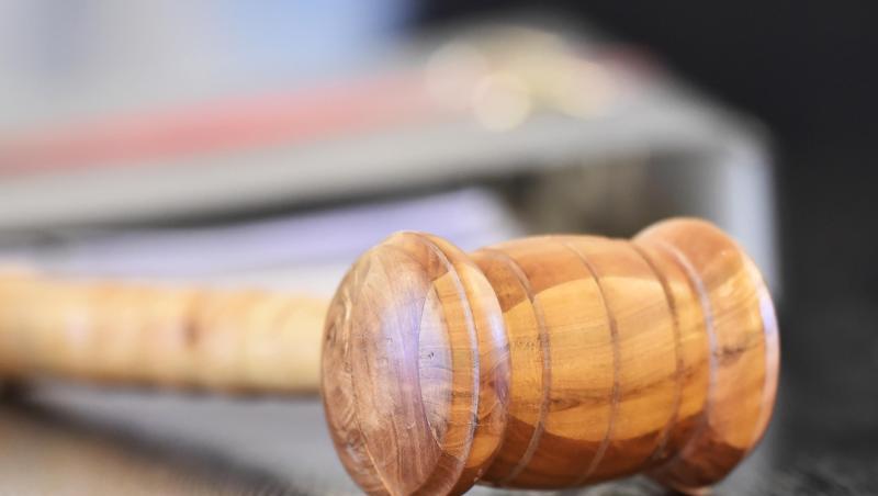 Ein Richterhammer liegt auf einem Tisch. Foto: Uli Deck/dpa/Symbolbild Ein Richterhammer liegt auf einem Tisch. Foto: Uli Deck/dpa/Symbolbild