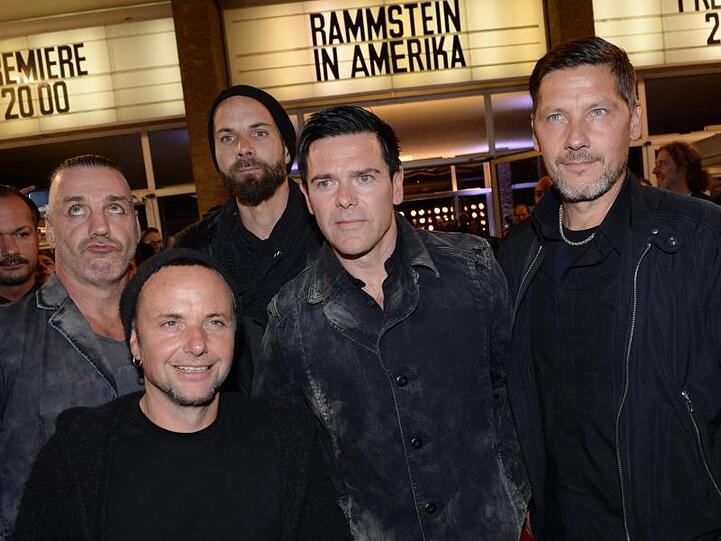 Der Sänger Till Lindemann (l-r), Gitarrist Paul H. Landers, Gitarrist Richard Kruspe, Bassist Oliver Riedel und Schlagzeuger Christoph Schneider: Rammstein tritt im ausverkauften Olympiastadion auf.