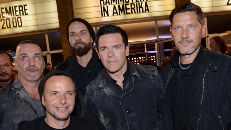 Der Sänger Till Lindemann (l-r), Gitarrist Paul H. Landers, Gitarrist Richard Kruspe, Bassist Oliver Riedel und Schlagzeuger Christoph Schneider: Rammstein tritt im ausverkauften Olympiastadion auf. Der Sänger Till Lindemann (l-r), Gitarrist Paul H. Landers, Gitarrist Richard Kruspe, Bassist Oliver Riedel und Schlagzeuger Christoph Schneider: Rammstein tritt im ausverkauften Olympiastadion auf.
