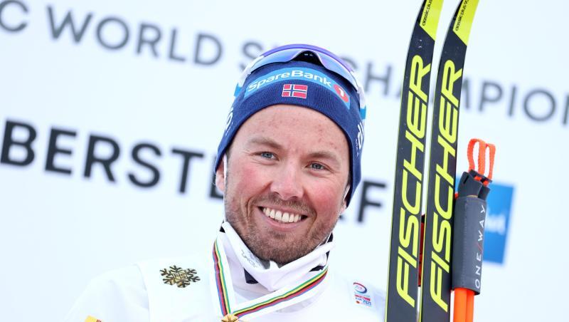 Emil Iversen aus Norwegen hält seine Goldmedaille.