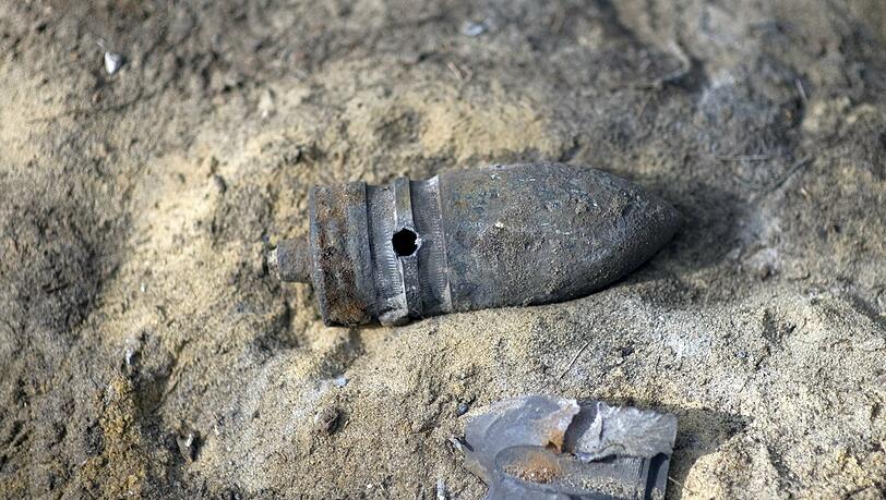 An der Isar hat ein Mann eine zündfähige Granate entdeckt. (Symbolbild)