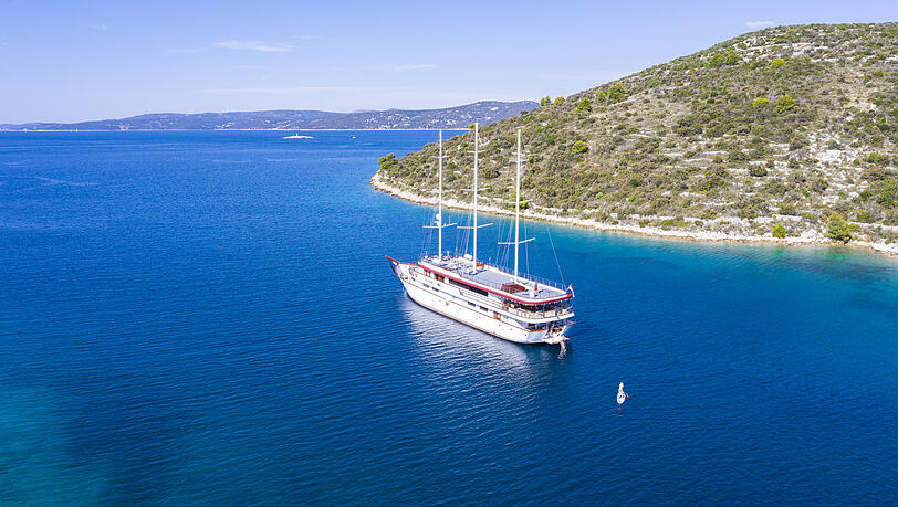 Voyage, Voyage: die Deluxe-Motoryacht auf dem Weg nach Postira auf Brac. Voyage, Voyage: die Deluxe-Motoryacht auf dem Weg nach Postira auf Brac.