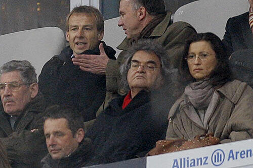 Jürgen Klinsmann (oben l.) auf der Tribüne der Allianz Arena