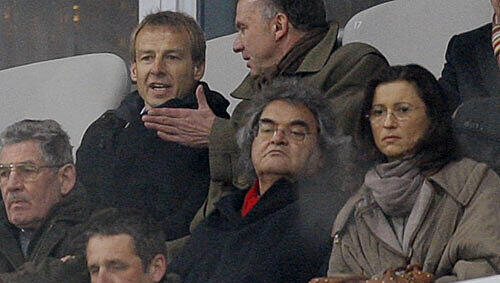 Jürgen Klinsmann (oben l.) auf der Tribüne der Allianz Arena Jürgen Klinsmann (oben l.) auf der Tribüne der Allianz Arena