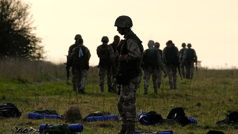 Ukrainische Soldaten bei der Ausbildung durch britische Streitkräfte in Südengland.
