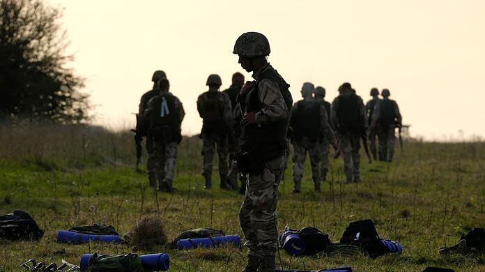 Ukrainische Soldaten bei der Ausbildung durch britische Streitkräfte in Südengland.