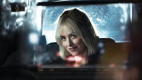 Unschuld in Person, Femme Fatale ... oder beides? Dakota Johnson in "Daddio - Eine Nacht in New York".