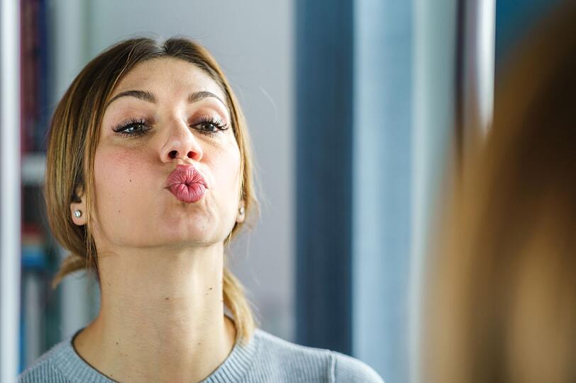 Wichtigstes Utensil beim Face Yoga ist der Spiegel. Nur so lässt sich kontrollieren, ob die Bewegungen richtig ausgeführt werden. Wie beim Ganzkörper-Workout sollten die Muskeln auch im Gesicht gelockert und aufgewärmt werden, bevor alle Partien dann gezielt trainiert werden: Mund, Wangen und Hals bringt zum Beispiel der Kussmund in Form. Wichtigstes Utensil beim Face Yoga ist der Spiegel. Nur so lässt sich kontrollieren, ob die Bewegungen richtig ausgeführt werden. Wie beim Ganzkörper-Workout sollten die Muskeln auch im Gesicht gelockert und aufgewärmt werden, bevor alle Partien dann gezielt trainiert werden: Mund, Wangen und Hals bringt zum Beispiel der Kussmund in Form.