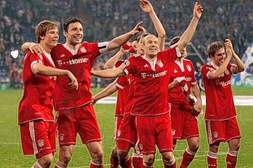 Wollen wie beim 1:0 im DFB-Pokalhalbfinale wieder mit den Fans feiern: Die Bayern-Profis Badstuber, van Bommel, Robben und Lahm vor zehn Tagen auf Schalke.