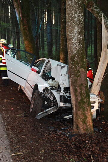 Bei einem schweren Verkehrsunfall sind am Sonntag vier Männer schwer verletzt worden. Die Unfallursache ist noch ungeklärt. Der Fahrer des BMW war von der Straße abgekommen und in eine Baumgruppe gerast - die Bilder des Unfalls.