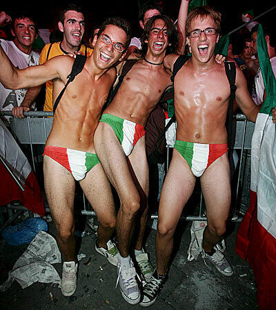 Wie könnte man, wenn man die größten Partys der Welt zeigt, die WM und die EM vergessen. Public Viewing, Vuvuzelas und viele schöne Fans: Feiern mit den Fußballern.