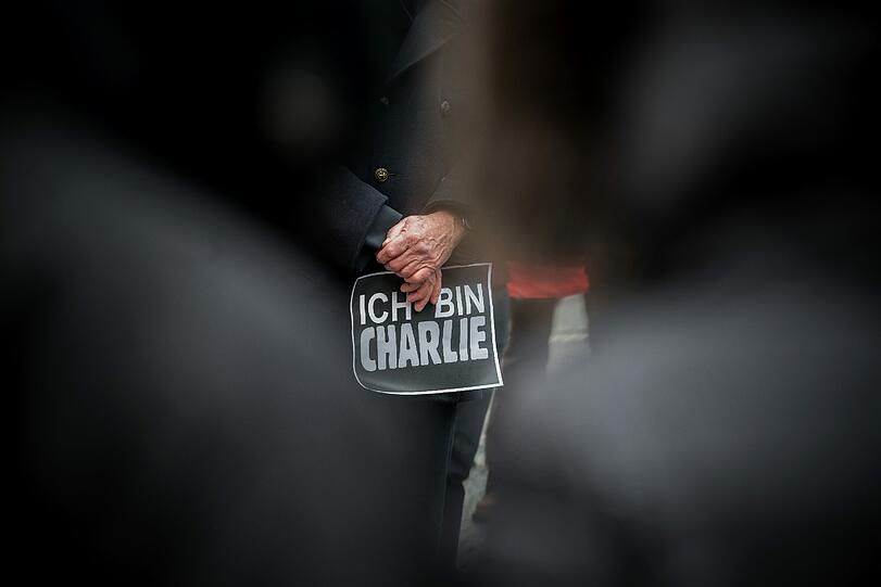 3000 Münchner gegen den Terror: Vor der Feldherren-Halle setzen viele soldarisch mit Paris ein Zeichen gegen Gewalt. Die Bilder...