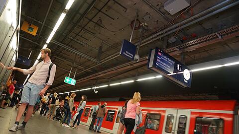 Zweckmäßig, aber schiach: Der Zustand der S-Bahnhöfe (hier am Marienplatz) färbt aufs Image der Bahn ab.