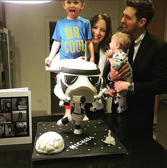 Noah und sein kleinerer Bruder Elias gratulieren ihrem Papa zum Geburtstag.