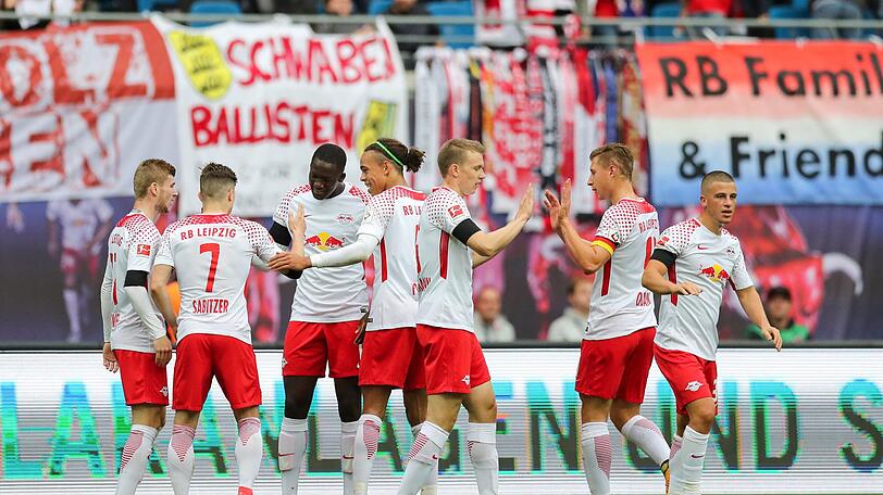 Die Spieler vpon RB leipzig jubeln nach dem Treffer zum 1:0 gegen den VfB Stuttgart durch Marcel Sabitzer.