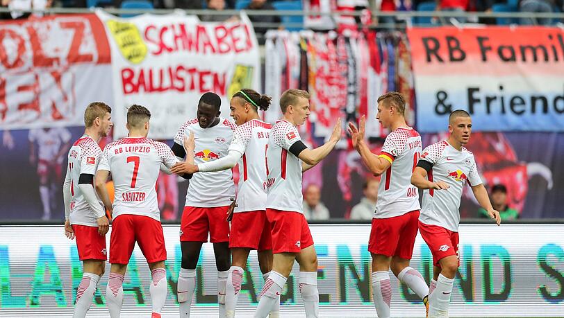 Die Spieler vpon RB leipzig jubeln nach dem Treffer zum 1:0 gegen den VfB Stuttgart durch Marcel Sabitzer. Die Spieler vpon RB leipzig jubeln nach dem Treffer zum 1:0 gegen den VfB Stuttgart durch Marcel Sabitzer.