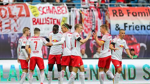 Die Spieler vpon RB leipzig jubeln nach dem Treffer zum 1:0 gegen den VfB Stuttgart durch Marcel Sabitzer.