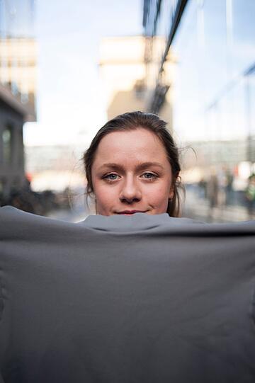 Lilly (20) bezeichnet ihren Kauf als "Overall-Kondom" und macht eine Ausbildung zur Bühnenbildnerin. Vielleicht kann sie es mal dafür verwenden. Kosten: 4 €.
