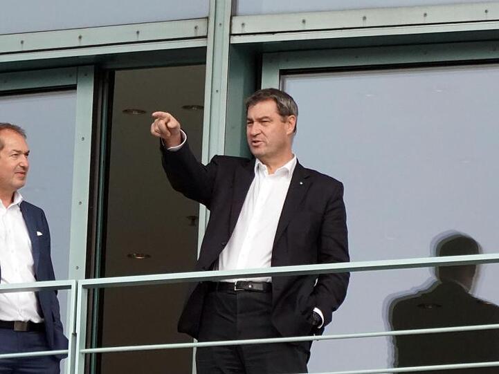 Markus Söder (r.) und Alexander Dobrindt stehen beim Treffen des Koalitionsausschuss zum Klima im Kanzleramt auf einem Balkon. Foto: Kay Nietfeld