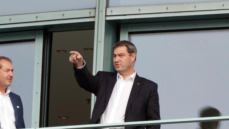 Markus Söder (r.) und Alexander Dobrindt stehen beim Treffen des Koalitionsausschuss zum Klima im Kanzleramt auf einem Balkon. Foto: Kay Nietfeld Markus Söder (r.) und Alexander Dobrindt stehen beim Treffen des Koalitionsausschuss zum Klima im Kanzleramt auf einem Balkon. Foto: Kay Nietfeld