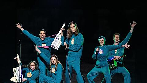 Die Band Dadi Freyr og Gagnamagnid aus Island ganz in Blau.