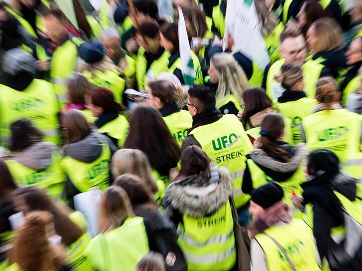Flugbegleiter der Unabhängigen Flugbegleiter Organisation UFO haben sich zu einer Streik-Kundgebung im Münchener Airport versammelt (Archiv).