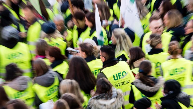 Flugbegleiter der Unabhängigen Flugbegleiter Organisation UFO haben sich zu einer Streik-Kundgebung im Münchener Airport versammelt (Archiv). Flugbegleiter der Unabhängigen Flugbegleiter Organisation UFO haben sich zu einer Streik-Kundgebung im Münchener Airport versammelt (Archiv).