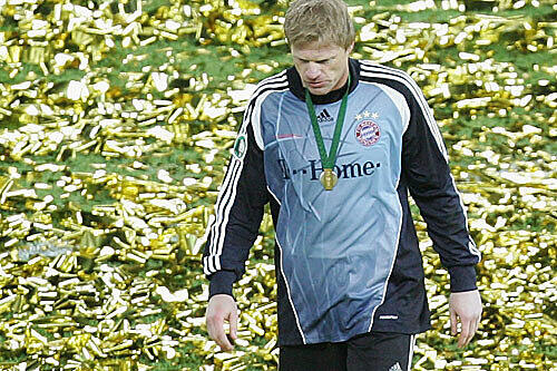 &bdquo;Eine schöne Mischung aus Wehmut und Hochstimmung&ldquo;: Oliver Kahn beim Alleingang nach dem Pokal-Triumph