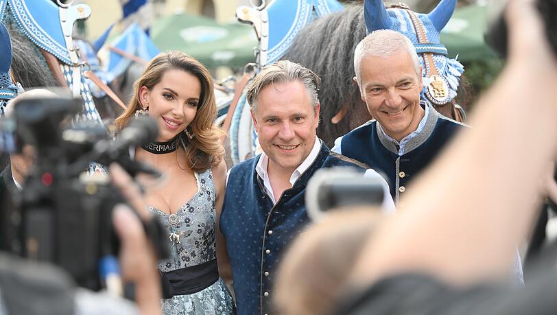 Die Wiesnplaymate 2022 Franziska Distler (ll) zeigt sich bei der Vorstellung der PLAYBOY "Wiesn-Playmate vor dem Hofbräuhaus mit dem Direktor des Staatlichesn Hofbräuhaus in München, Michael Möller (r) und dem Chefredakteur des Playboy, Florian Boitin (m) vor der Hofbräukutsche für die Pressevertreter.. Die Wiesnplaymate repräsentiert das Männermagazin Playboy auf dem Oktoberfest und nimmt dann im laufe des Jahres auch bei der Wahl zur Playmate des Jahres teil. Die Wiesnplaymate 2022 Franziska Distler (ll) zeigt sich bei der Vorstellung der PLAYBOY "Wiesn-Playmate vor dem Hofbräuhaus mit dem Direktor des Staatlichesn Hofbräuhaus in München, Michael Möller (r) und dem Chefredakteur des Playboy, Florian Boitin (m) vor der Hofbräukutsche für die Pressevertreter.. Die Wiesnplaymate repräsentiert das Männermagazin Playboy auf dem Oktoberfest und nimmt dann im laufe des Jahres auch bei der Wahl zur Playmate des Jahres teil.