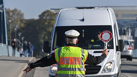 Ein Beamter der Bundespolizei stoppt einen Fahrer eines Kleintransporters bei der Einreise nach Deutschland am deutsch-polnischen Grenzübergang Stadtbrücke in Frankfurt (Oder). (Archiv)