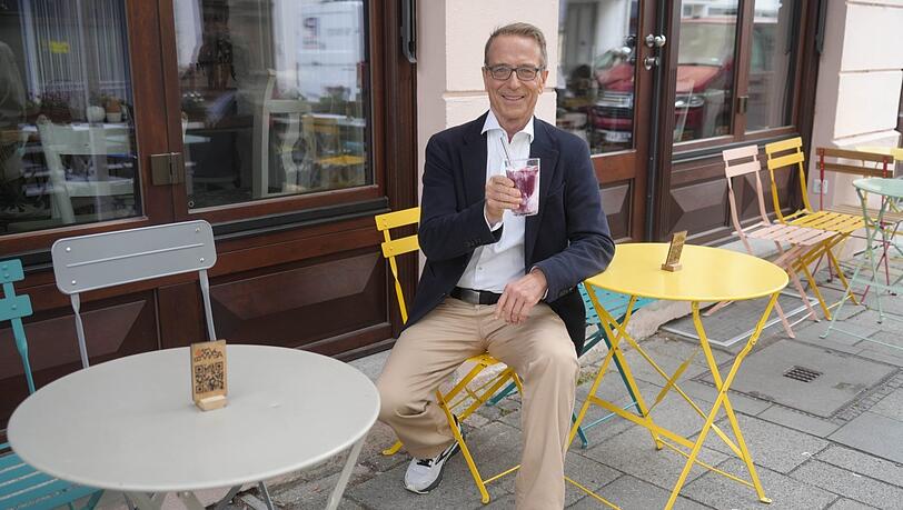 Matthias Riedl mit der AZ im Botanista-Café: Er ist durch die Fernsehsendung „Die Ernährungs-Docs“ bekannt geworden. In seinem Buch „Die Longevity Food-Formel“ erklärt der studierte Arzt, wie gesundes Essen das Leben verlängern kann.