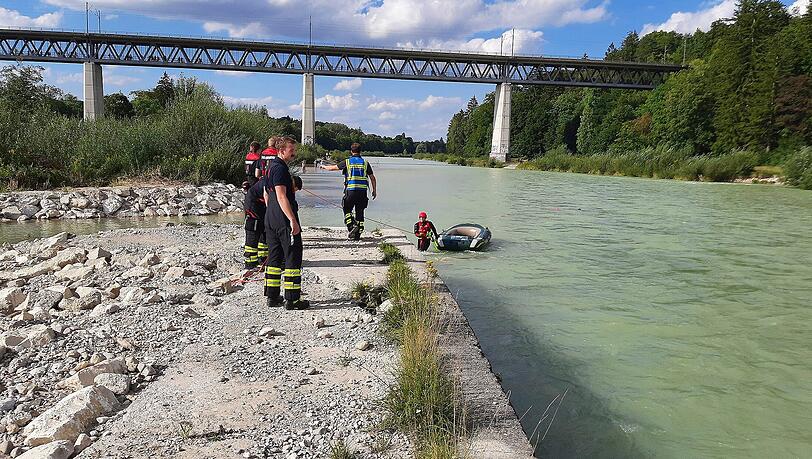 Kurz vor der Brücke sprangen zwei Männer und zwei Frauen vom Boot und retteten sich an Land.