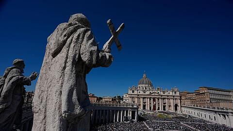 Mehrere Zehntausend Menschen nahmen auf dem Petersplatz an der Ostermesse teil.