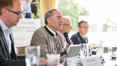 Wirtschaftsminister Hubert Aiwanger sieht großes Energiepotenzial in Bayerns Seen und Flüssen. Wirtschaftsminister Hubert Aiwanger sieht großes Energiepotenzial in Bayerns Seen und Flüssen.